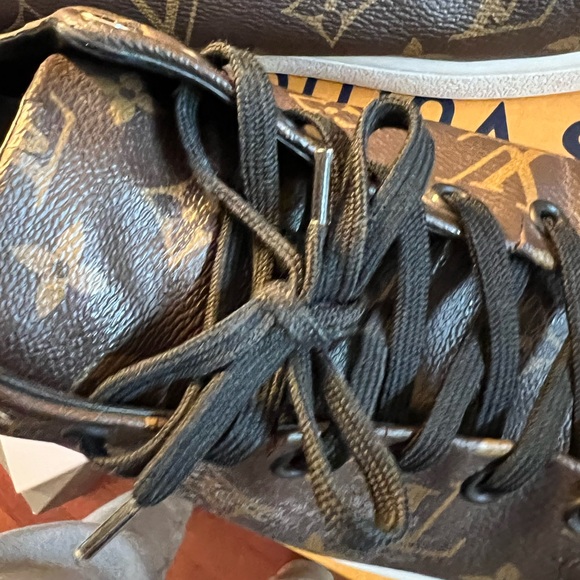 Men’s Louis Vuitton sneaker - Picture 8 of 9